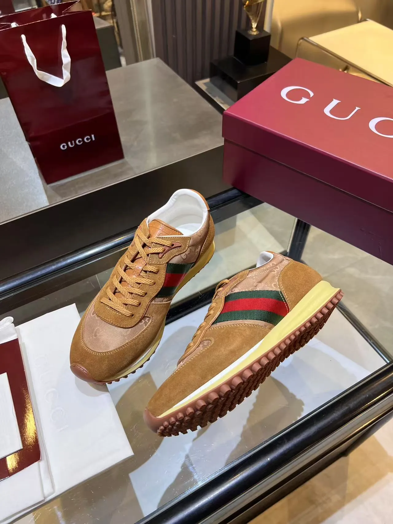 [G Home] P: 660💰 Men's Size: 40-44 (45 customized) Gucci Gucci Top version Latest catwalk style Re-Motion series Thick-soled casual sneakers Original purchase development and production This sneaker has a detachable and adjustable ankle strap, adding a dynamic item to the 2025 spring and summer series. The light and flexible outsole has been specially treated and is filled with a strong retro style. Exquisitely packaged at the delivery counter🛍📦 ▪️Fabric: Original customized imported first-layer cowhide ▪️Inner lining: Original customized breathable mesh ▪️Sole: Original molded TPU material ▪️Sole thickness: 3.5CM